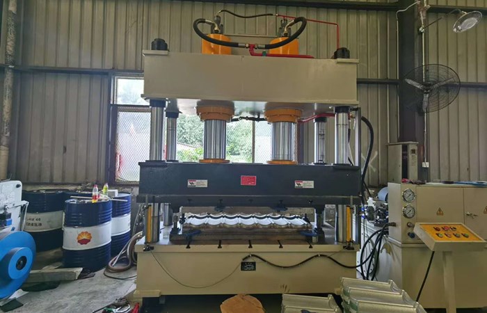 315噸彩石金屬瓦成型四柱液壓機 315噸彩石金屬瓦成型四柱液壓機