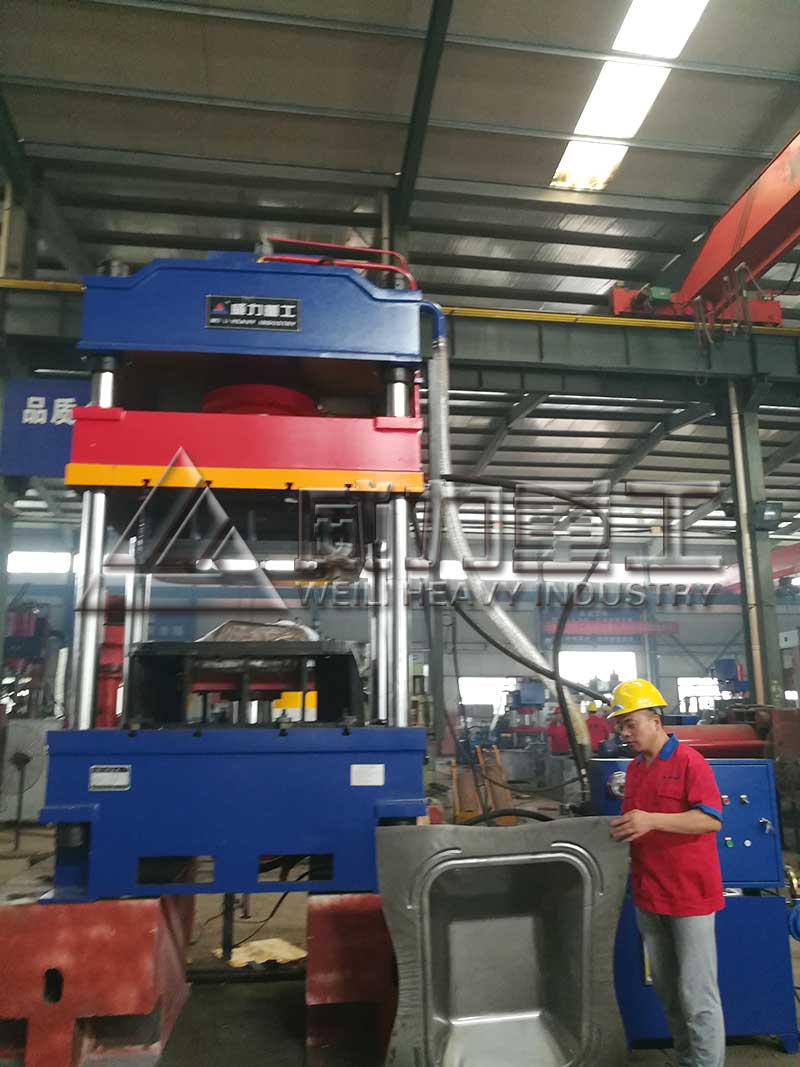 315噸灰斗車(chē)液壓機(jī)